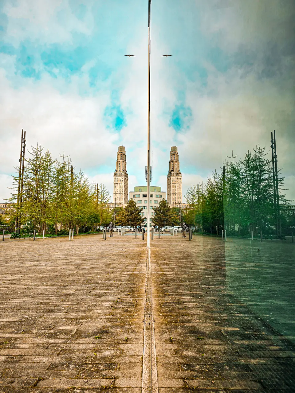 Un boulevard en perspective, la cathédrale au bout de l'allée