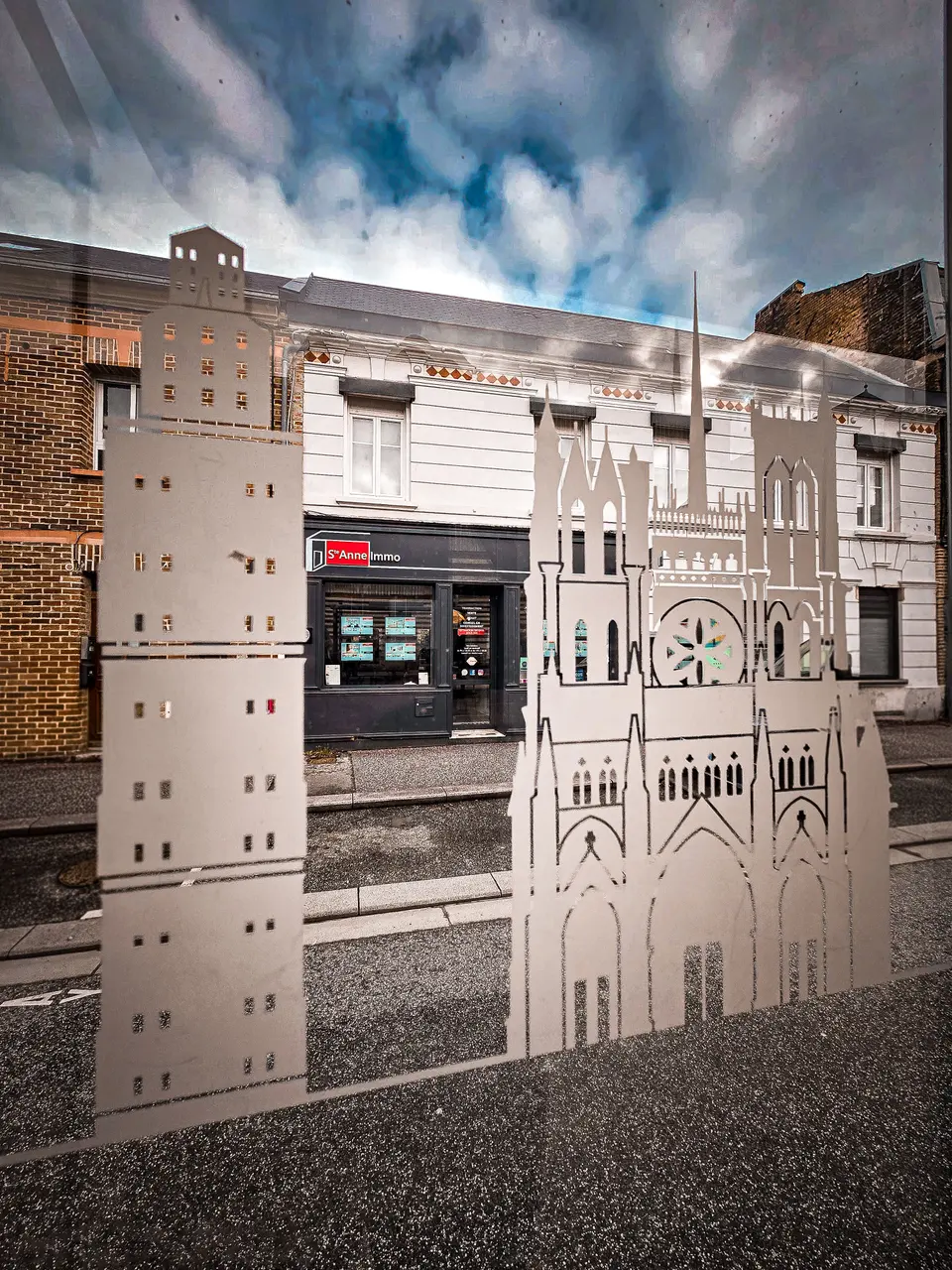 Une façade de la cathédrale gravée sur un mur de ville