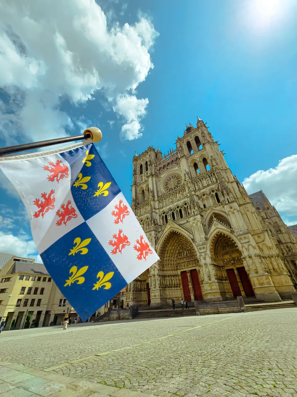 La cathédrale d'Amiens derrière un drapeau de Picardie qui flotte au vent