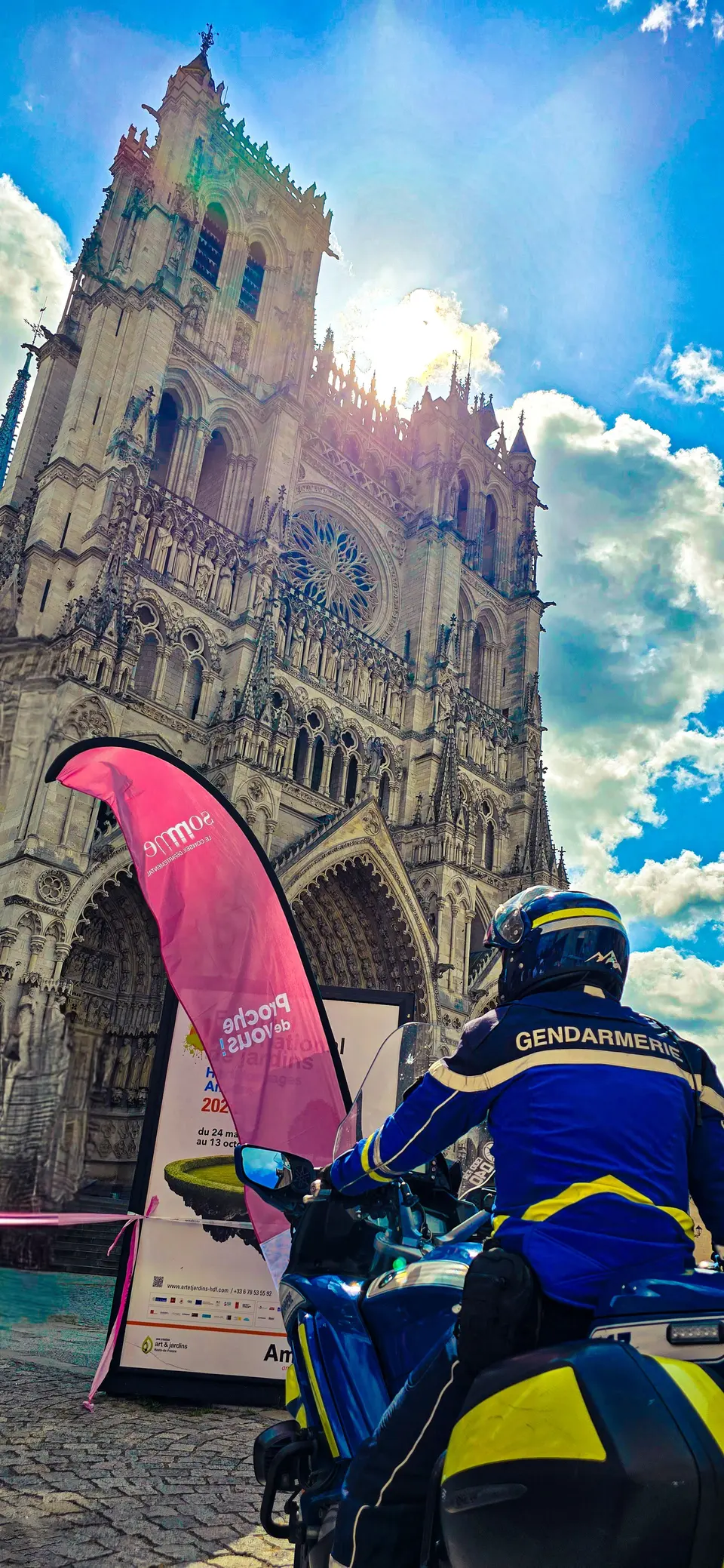Un motard au pied de la cathédrale, lumière de fin de journée