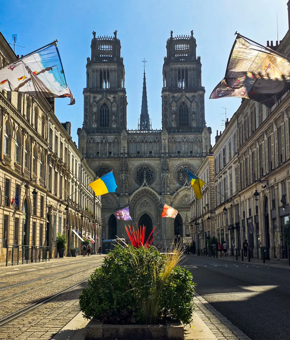 La cathédrale au bout d'une rue pavoisée de drapeaux