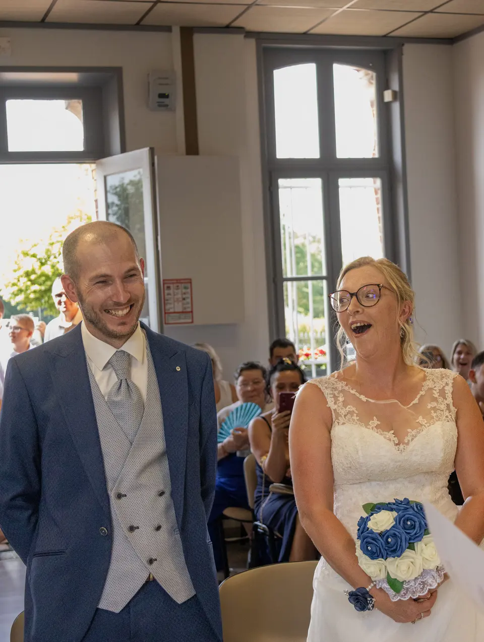 Les mariés rient pendant la cérémonie à la mairie