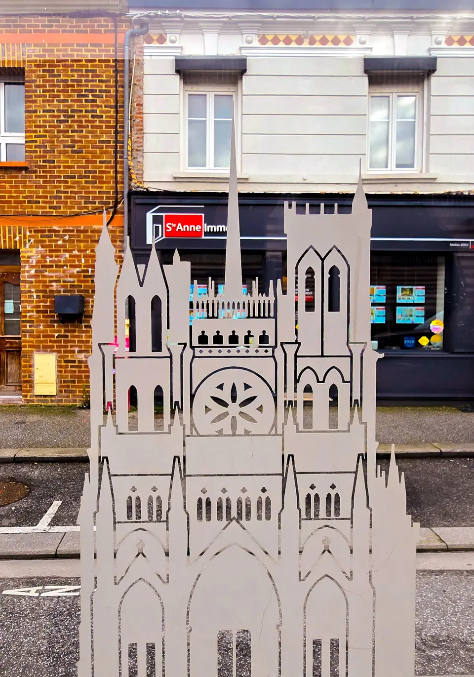 La silhouette de la cathédrale dessinée sur une façade de rue