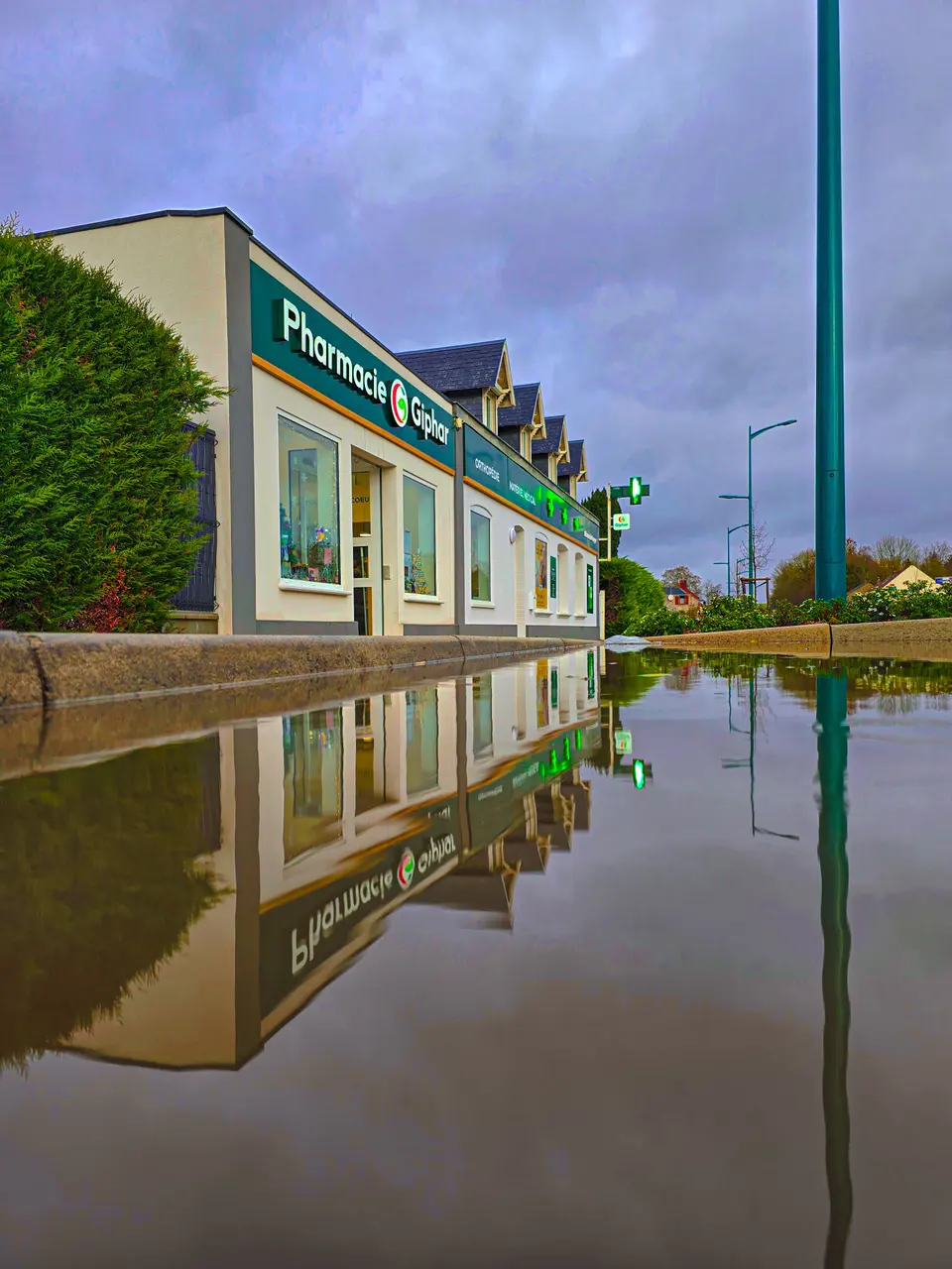 Une façade se reflète dans une flaque après la pluie