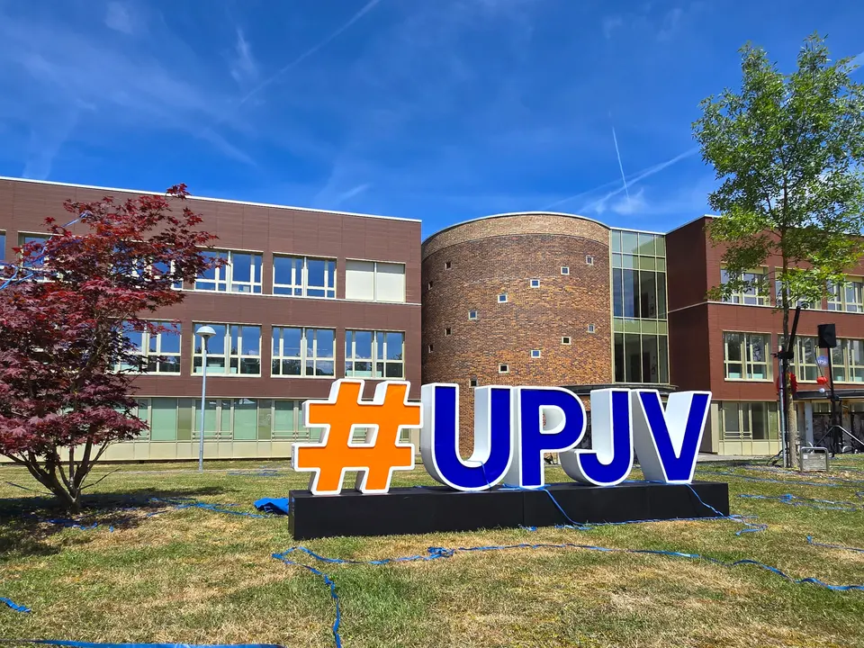 Les lettres de l'université de Picardie Jules Verne devant un bâtiment du campus